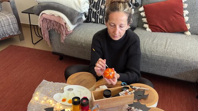 Dolly in de mujer pintando peque&ntilde;a calabaza Halloween