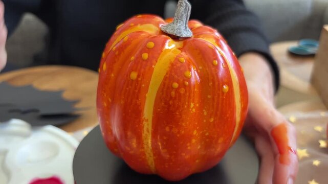 Detalle de calabaza decorativa giratoria pintada a mano