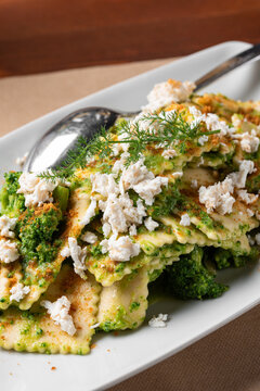 Pasta fresca con broccoli e ricotta, Cibo Italiano 