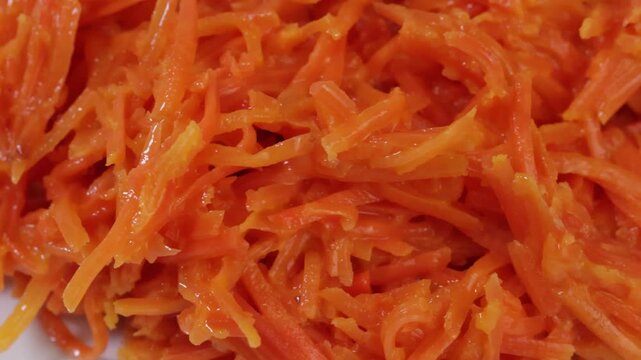 carottes r&acirc;p&eacute;es assaisonn&eacute;es, isol&eacute;es sur fond blanc