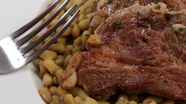 fricass&eacute;e de c&ocirc;telettes d'agneau et flageolets en gros plan
