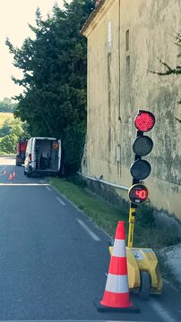 feux temporaires pour travaux routiers,  en circulation altern&eacute;e