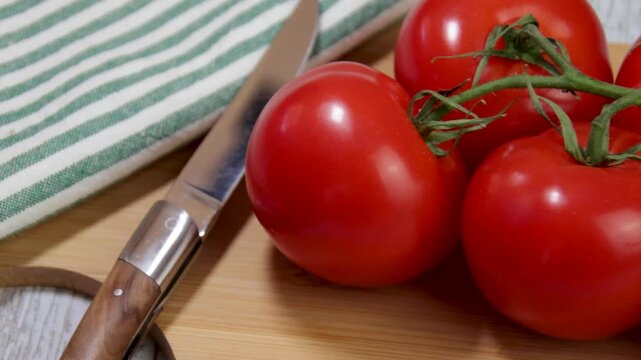 Tomates en grappe sur une planche &agrave; d&eacute;couper