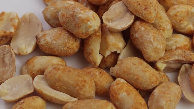 Cacahu&egrave;tes grill&eacute;es sal&eacute;es isol&eacute;es sur un fond blanc	