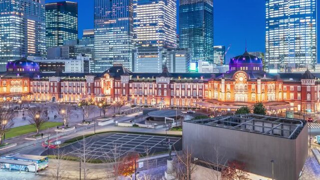 【東京都・千代田区】東京の都市夜景　東京駅の駅舎と八重洲のビル群　タイムラプス　tilt up