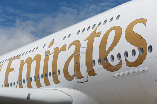 Gro&szlig;aufnahme von Schriftzug &bdquo;Emirates&ldquo; auf einem Airbus A380