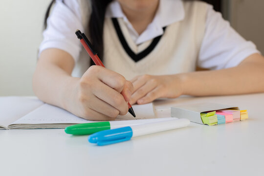 ノートを書く女子生徒