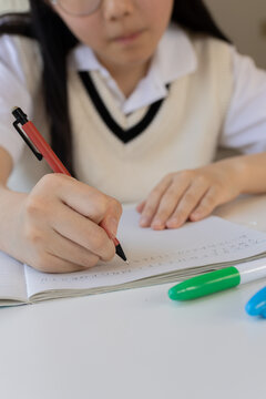 ノートを書く女子生徒
