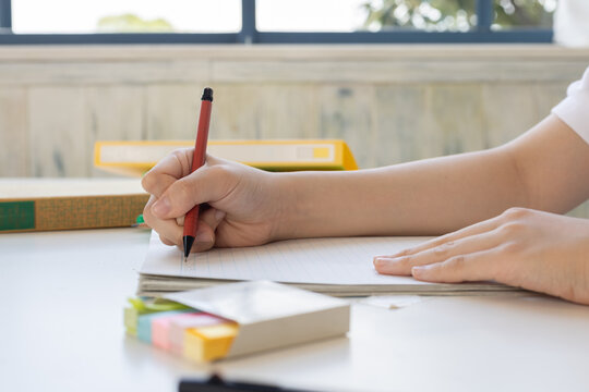 ノートを書く女子生徒