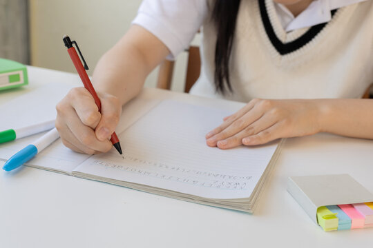 ノートを書く女子生徒