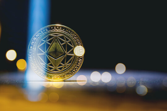  Criptomonedas y tecnolog&iacute;a.Monedas de oro Ethereum sobre un fondo futurista y abstracto. Concepto de finanzas e inversi&oacute;n.