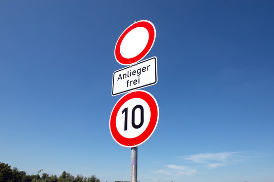 Verkehrstafel, f&uuml;r Verkehr gesperrte Stra&szlig;e, Anliegerfrei und Tempolimit 10 km/h