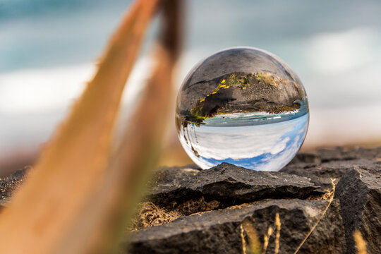 Paisaje reflejado en una lensball en Puerto de la Cruz.