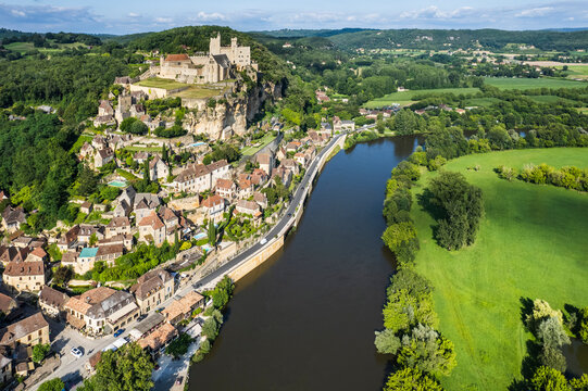 Vue a&eacute;rienne de Beynac-et-Cazenac et du ch&acirc;teau de Beynac