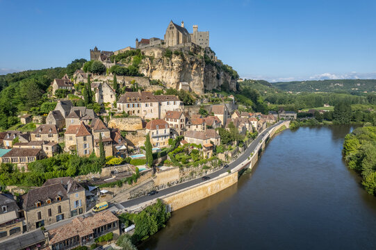 Vue a&eacute;rienne de Beynac-et-Cazenac et du ch&acirc;teau de Beynac