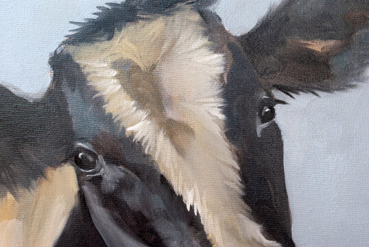 Dipinto a olio di una mucca pezzata bianca e nera in un pascolo con un cielo nuvoloso sullo sfondo, ritratto artistico di animale da fattoria in stile espressionista o impressionista
