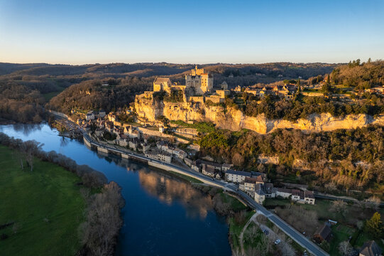 Ch&acirc;teau de Beynac au coucher du soleil