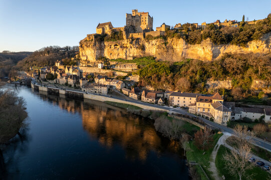 Ch&acirc;teau de Beynac au coucher du soleil