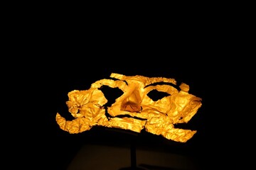 Obraz premium Ancient gold funerary mask on dark background
