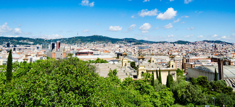 &laquo; Panorama de Barcelone depuis la colline de Montju&iuml;c, entre jardins paysagers, architecture monumentale et vues spectaculaires sur la m&eacute;tropole catalane et ses reliefs environnants. &raquo;

