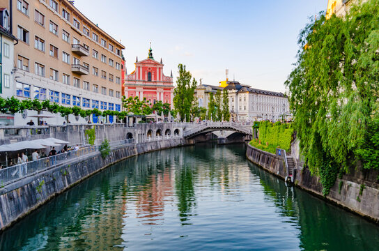 &laquo; Canal urbain bord&eacute; d&rsquo;architecture historique et travers&eacute; par un pont embl&eacute;matique, offrant un panorama harmonieux entre patrimoine, eau et vie citadine. &raquo;
