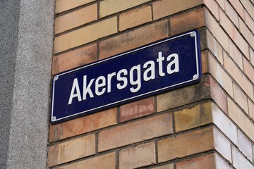 Naklejka premium Street sign in Oslo city in Norway. Akersgata street.