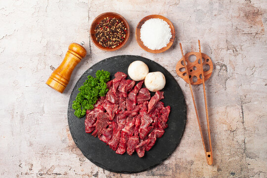 갈비살은 소 가슴통을 이루는 좌우 열두 개의 굽은 뼈와 살을 식용으로 이르는 말.
Ribs refer to the edible meat and the twelve curved bones on each side that make up the chest of a cow.