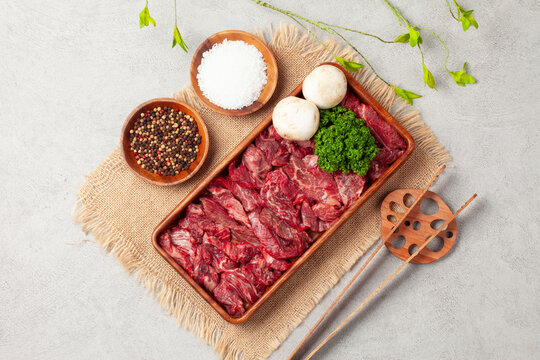 갈비살은 소 가슴통을 이루는 좌우 열두 개의 굽은 뼈와 살을 식용으로 이르는 말.
Ribs refer to the edible meat and the twelve curved bones on each side that make up the chest of a cow.