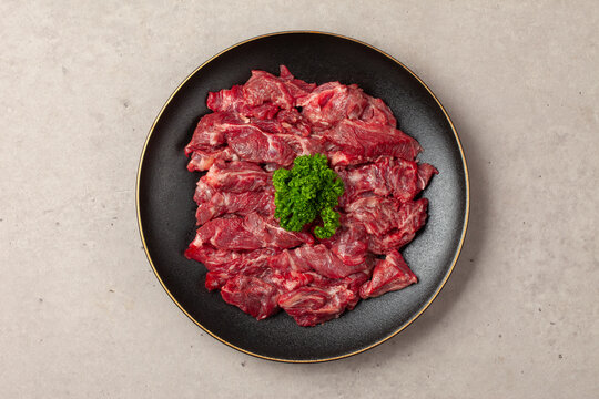 갈비살은 소 가슴통을 이루는 좌우 열두 개의 굽은 뼈와 살을 식용으로 이르는 말.
Ribs refer to the edible meat and the twelve curved bones on each side that make up the chest of a cow.