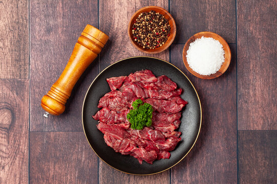 갈비살은 소 가슴통을 이루는 좌우 열두 개의 굽은 뼈와 살을 식용으로 이르는 말.
Ribs refer to the edible meat and the twelve curved bones on each side that make up the chest of a cow.
