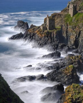 Rocky coast with ruins, former mine, old tin mine, Botallack Mine, Trewellard, Cornwall, England, Great Britain