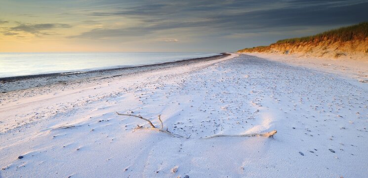 Pristine white beach with pebbles and dunes at Dar&szlig;er Ort in the evening light, Weststrand, Dar&szlig; peninsula, Fischland-Dar&szlig;-Zingst, core zone of the National Park Vorpommersche Boddenlandschaft, Mecklenburg-Vorpommern, Germany