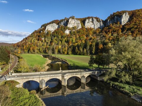 Aerial view of the Upper Danube Valley surrounded by autumn vegetation with the Hausender Peaks above the Danube, climbing rocks, Jurassic limestone cliffs, Hausen im Tal, Swabian Jura, Baden-W&uuml;rttemberg, Germany