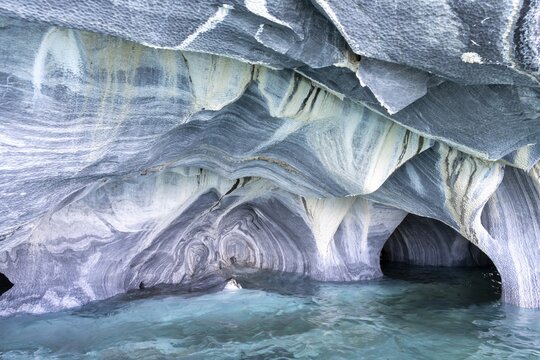 Marble caves (Cuevas de M&aacute;rmol) with blue and white veined rock formations over turquoise-coloured water, Lago General Carrera, Regi&oacute;n de Ays&eacute;n, Chile