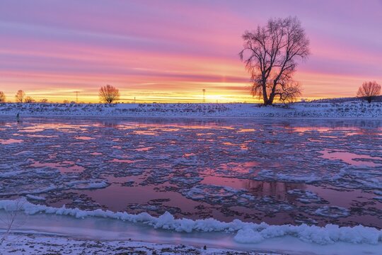 Cold winter morning on the Elbe with floating ice floes, snow and dawn at sunrise, K&ouml;tzschenbroda, Radebeul, Saxony, Germany