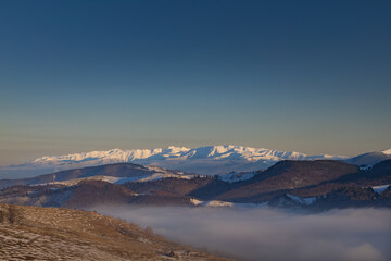 Obraz premium Winter mountain range at sunset