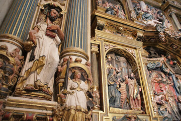 Obraz premium baroque altarpiece in a chapel in a gothic cathedral in burgos in spain 