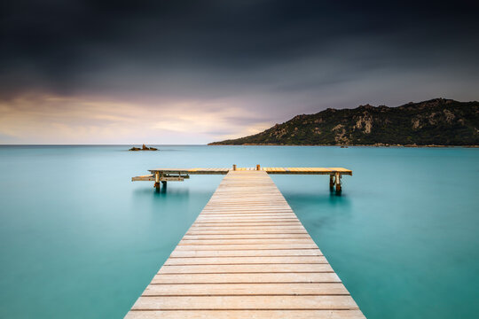 Ponton en bois sur la plage de Santa Giulia au cr&eacute;puscule