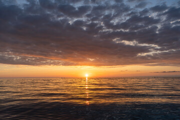Obraz premium Beautiful sunset over the sea. Evening sea landscape.
