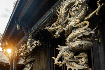 Obraz premium Golden Dragon Sculptures on Traditional Chinese Architecture
