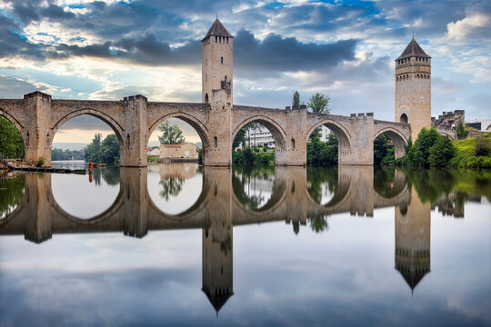 Pont Valentr&eacute; et son reflet sur le Lot &agrave; Cahors