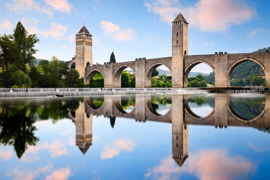 Pont Valentr&eacute; et son reflet sur le Lot &agrave; Cahors