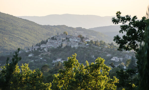 village perch&eacute; de Dauphin dans le Luberon