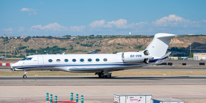 Avi&oacute;n ejecutivo Gulfstream G650 de la aerol&iacute;nea Aegean Airlines en el aeropuerto de Madrid Barajas con matr&iacute;cula SX-VVN.