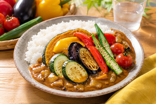 彩り豊かな夏野菜カレーと旬の野菜