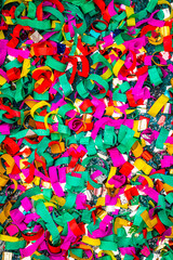 Naklejka premium Colorful streamers cover a surface during a festive celebration in a city