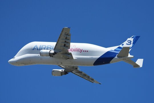 Beluga ST N&deg;3 en vol vue cot&eacute;
