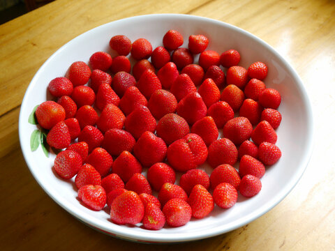 Eine gro&szlig;e Schale voller reifer, s&uuml;&szlig;er Erdbeeren