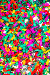 Naklejka premium Colorful streamers cover the ground during a festive celebration in a park on a sunny afternoon