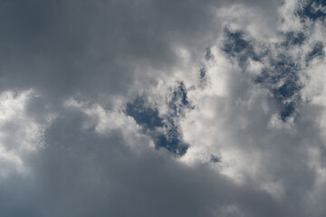 Obraz premium Dramatic overcast sky with layered storm clouds and light breaks